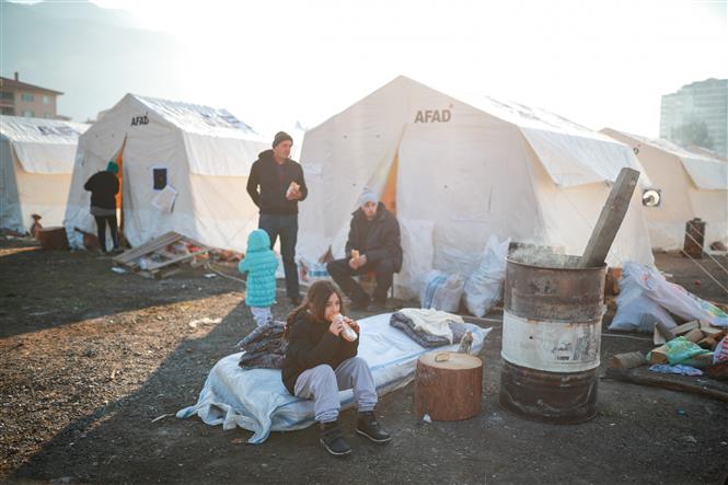 Người dân trú tại khu lều tạm sau khi bị mất nhà cửa trong trận động đất ở Antakya, tỉnh Hatay, Thổ Nhĩ Kỳ.