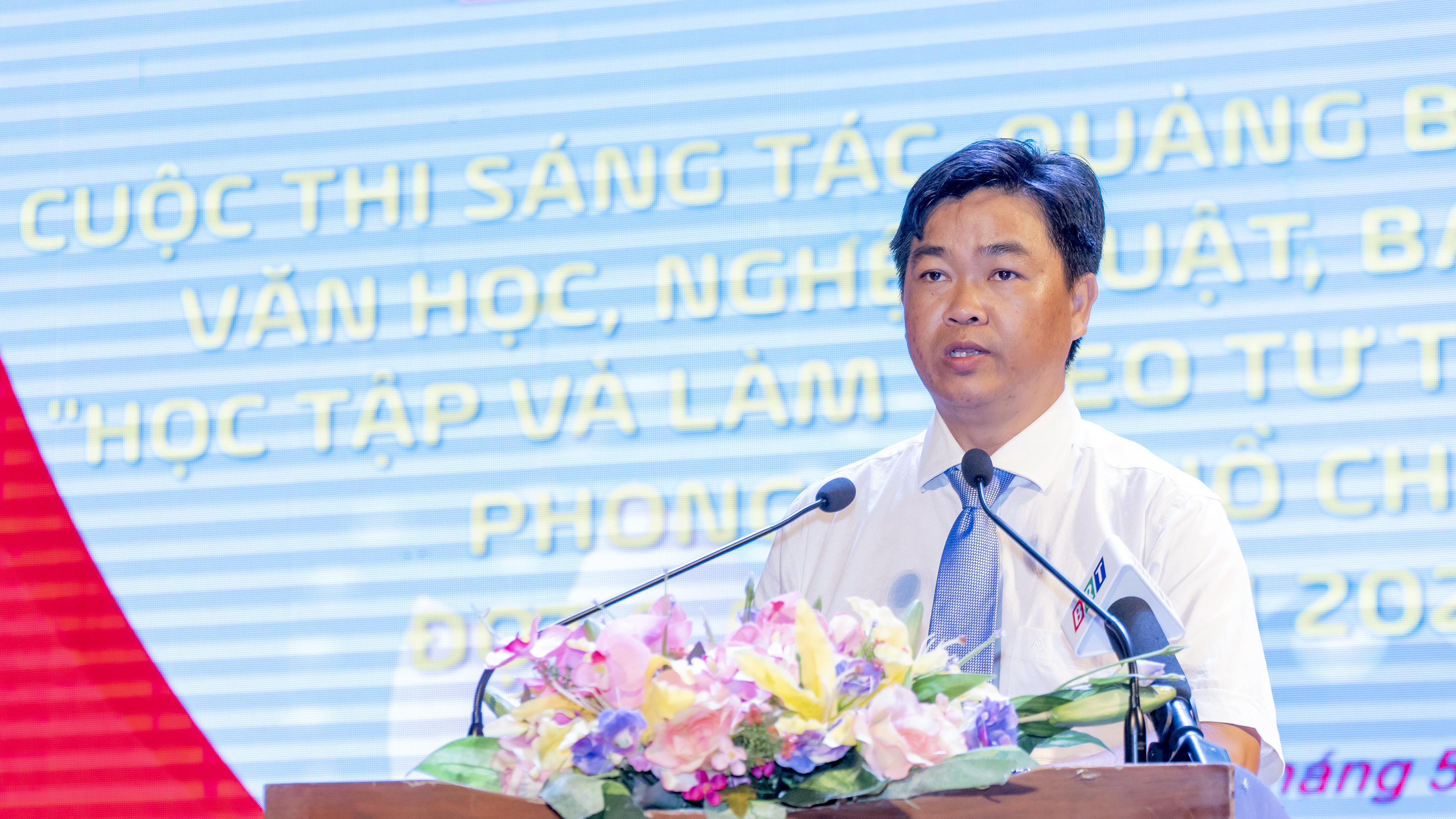 Ông Lê Văn Minh, Tỉnh ủy viên, Phó Trưởng Ban Tuyên giáo Tỉnh ủy trình bày báo cáo kết quả đợt 1 Cuộc thi sáng tác, quảng bá các tác phẩm văn học, nghệ thuật, báo chí về chủ đề 