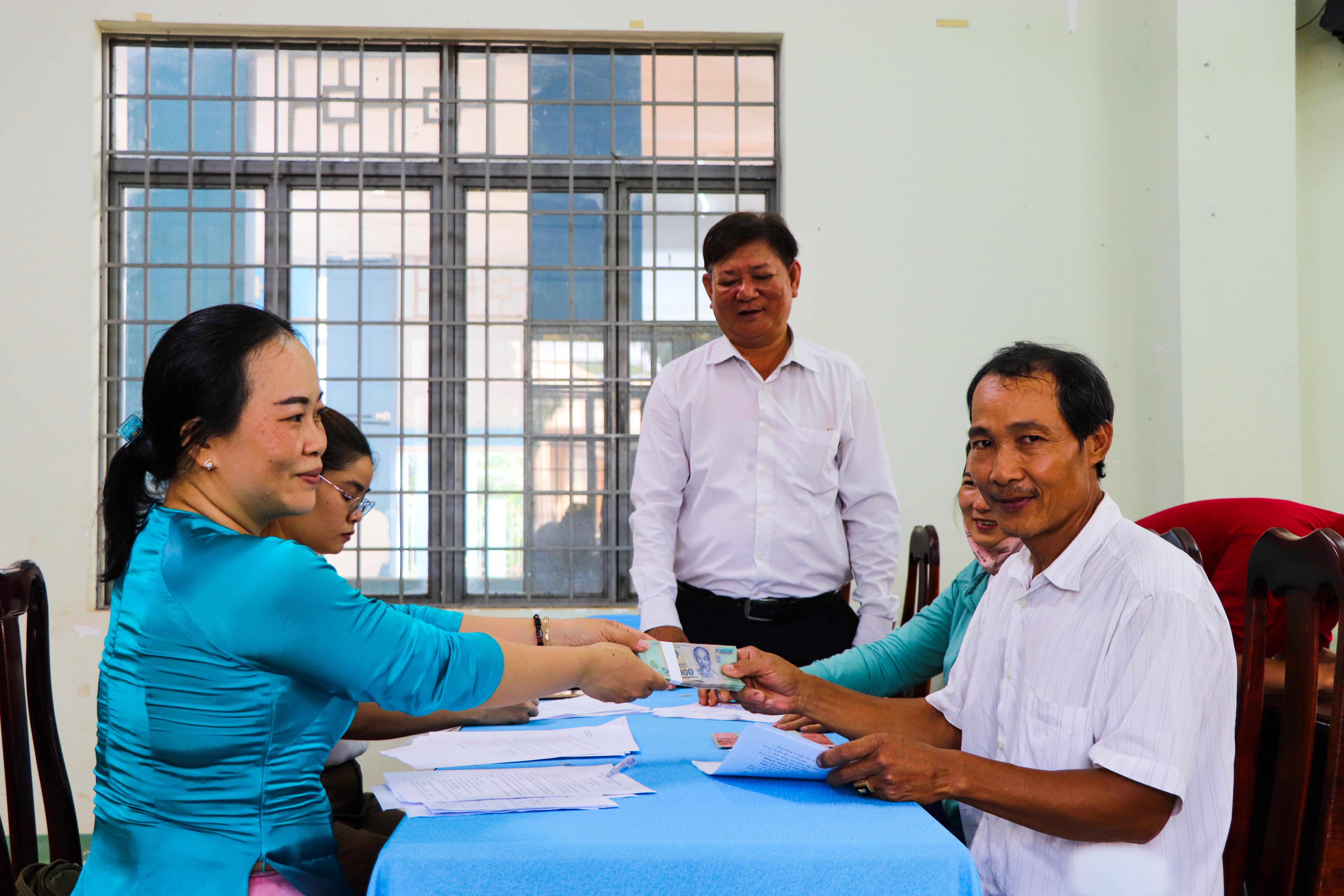 Ban Điều hành Quỹ HTND huyện Châu Đức trao vốn vay ưu đãi cho hội viên nông dân Phạm Minh Hiền, ở xã Xà Bang.