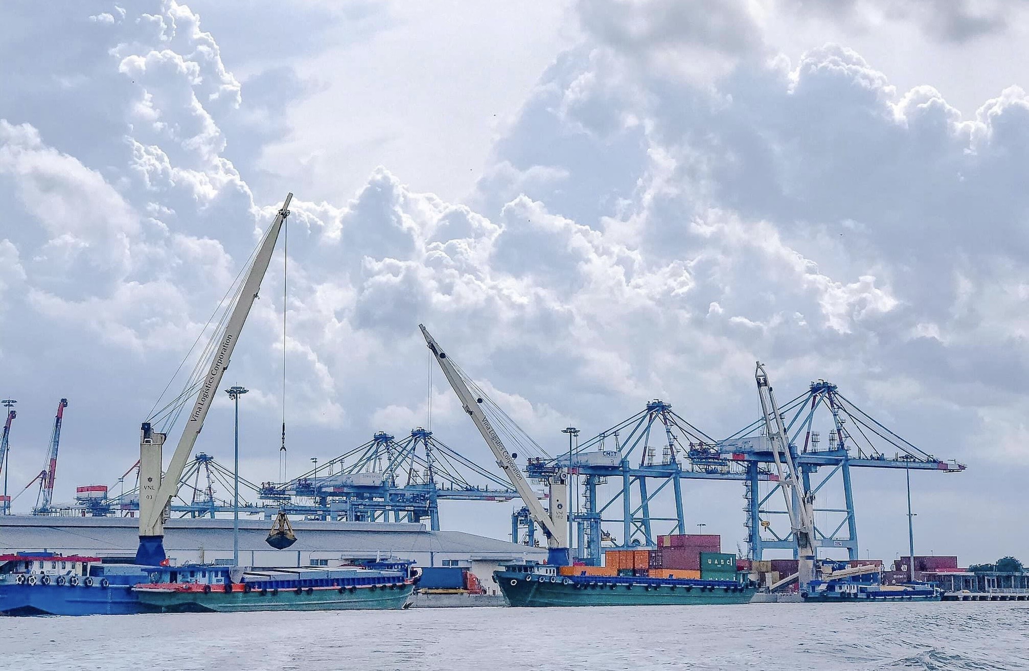Để chảy hàng hóa thông qua khu vực CM-TV, tỉnh cần tăng cường hệ thống hạ tầng kết nối cảng biển. Trong ảnh: Xếp dỡ container tại Cảng Hưng Thái