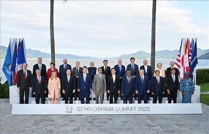 Các trưởng đoàn chụp ảnh chung tại Hội nghị thượng đỉnh G7 mở rộng.