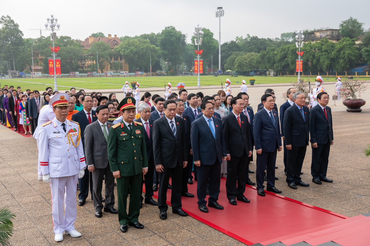 Lãnh đạo Đảng, Nhà nước, Mặt trận Tổ quốc Việt Nam, các đại biểu Quốc hội viếng Chủ tịch Hồ Chí Minh.