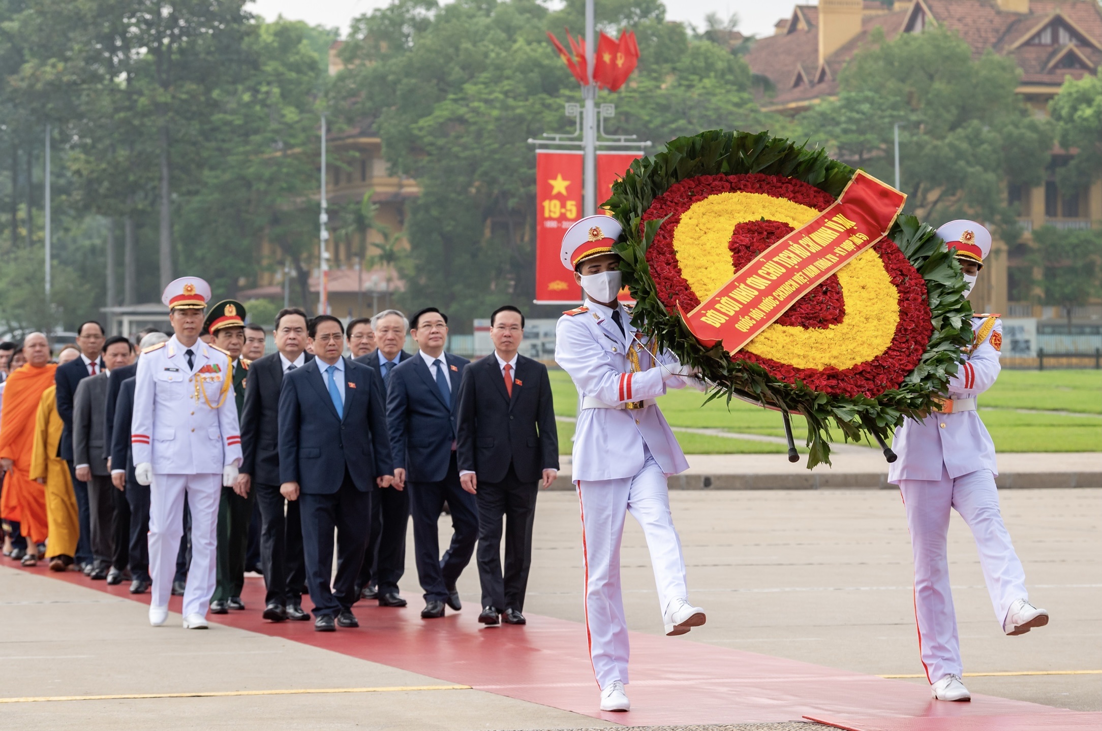 Lãnh đạo Đảng, Nhà nước, Mặt trận Tổ quốc Việt Nam, các đại biểu Quốc hội đã đặt vòng hoa và vào Lăng viếng Chủ tịch Hồ Chí Minh.