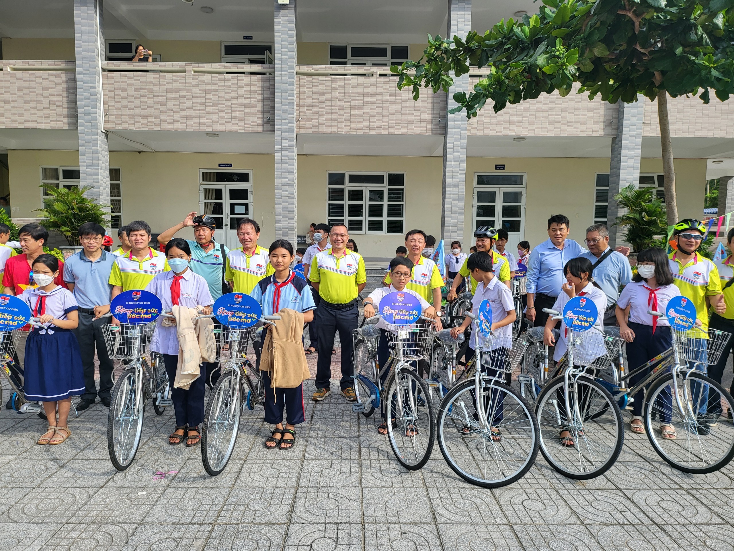 Đảng ủy Xí nghiệp Cơ điện Liên doanh Việt - Nga Vietsovptro trao xe đạp cho học sinh khó khăn của huyện Côn Đảo.