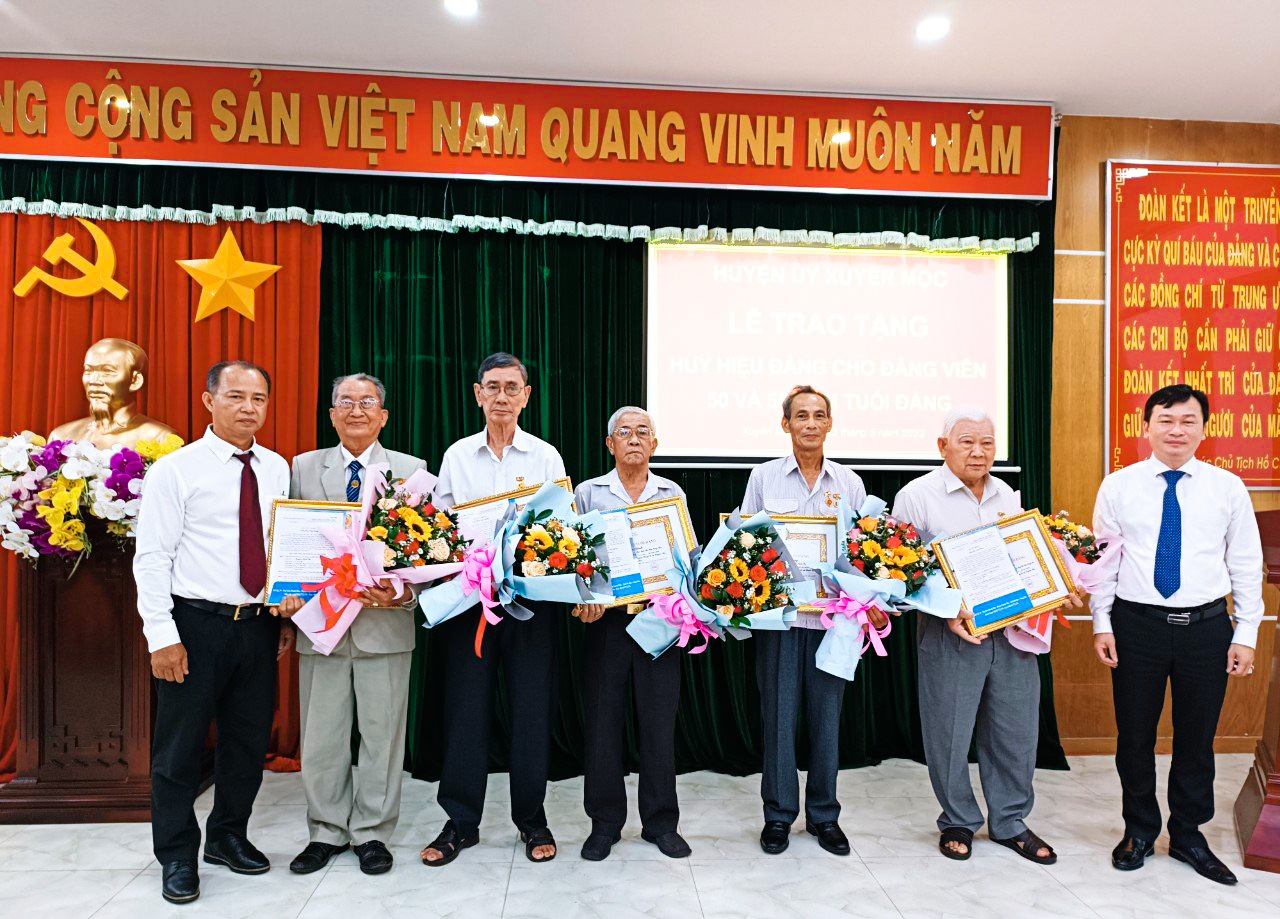 Ông Phạm Thành Chung (bên phải), Bí thư Huyện ủy Xuyên Mộc; ông Huỳnh Kim Sơn (bên trái), Phó Bí thư Thường trực Huyện ủy trao Huy hiệu 50 và 55 năm tuổi Đảng cho các đảng viên.