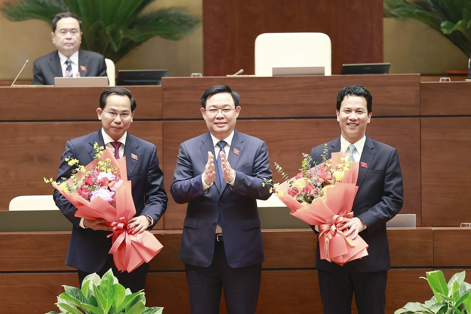 Chủ tịch Quốc hội Vương Đình Huệ chúc mừng tân Chủ nhiệm Ủy ban Tài chính-Ngân sách của Quốc hội Lê Quang Mạnh (trái) và tân Bộ trưởng Bộ Tài nguyên và Môi trường Đặng Quốc Khánh (phải), nhiệm kỳ 2021-2026. Ảnh: DOÃN TẤN