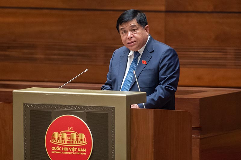 Bộ trưởng Bộ Kế hoạch và Đầu tư Nguyễn Chí Dũng trình bày Tờ trình