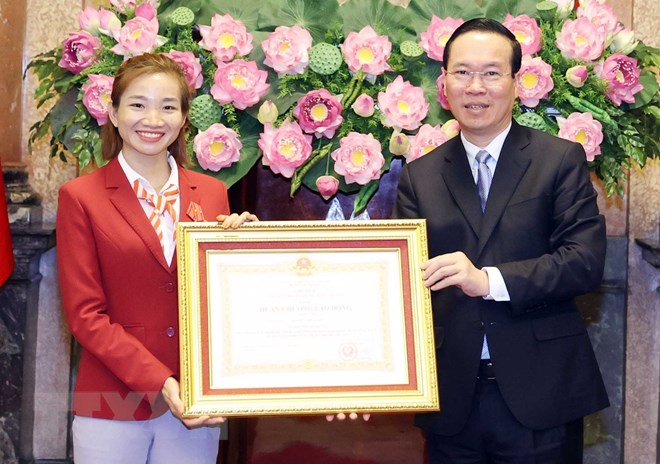 Chủ tịch nước trao tặng Huân chương Lao động hạng Nhì cho VĐV Nguyễn Thị Oanh, đoạt 4 huy chương Vàng tại kỳ SEA Games tại Campuchia vừa qua.