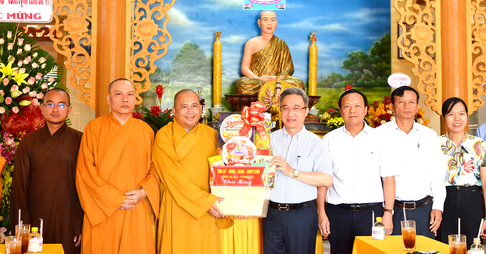 Ông Đặng Minh Thông, Phó Chủ tịch UBND tỉnh tặng quà chúc mừng Ban Trị sự Giáo hội Phật giáo Việt Nam TP.Bà Rịa.