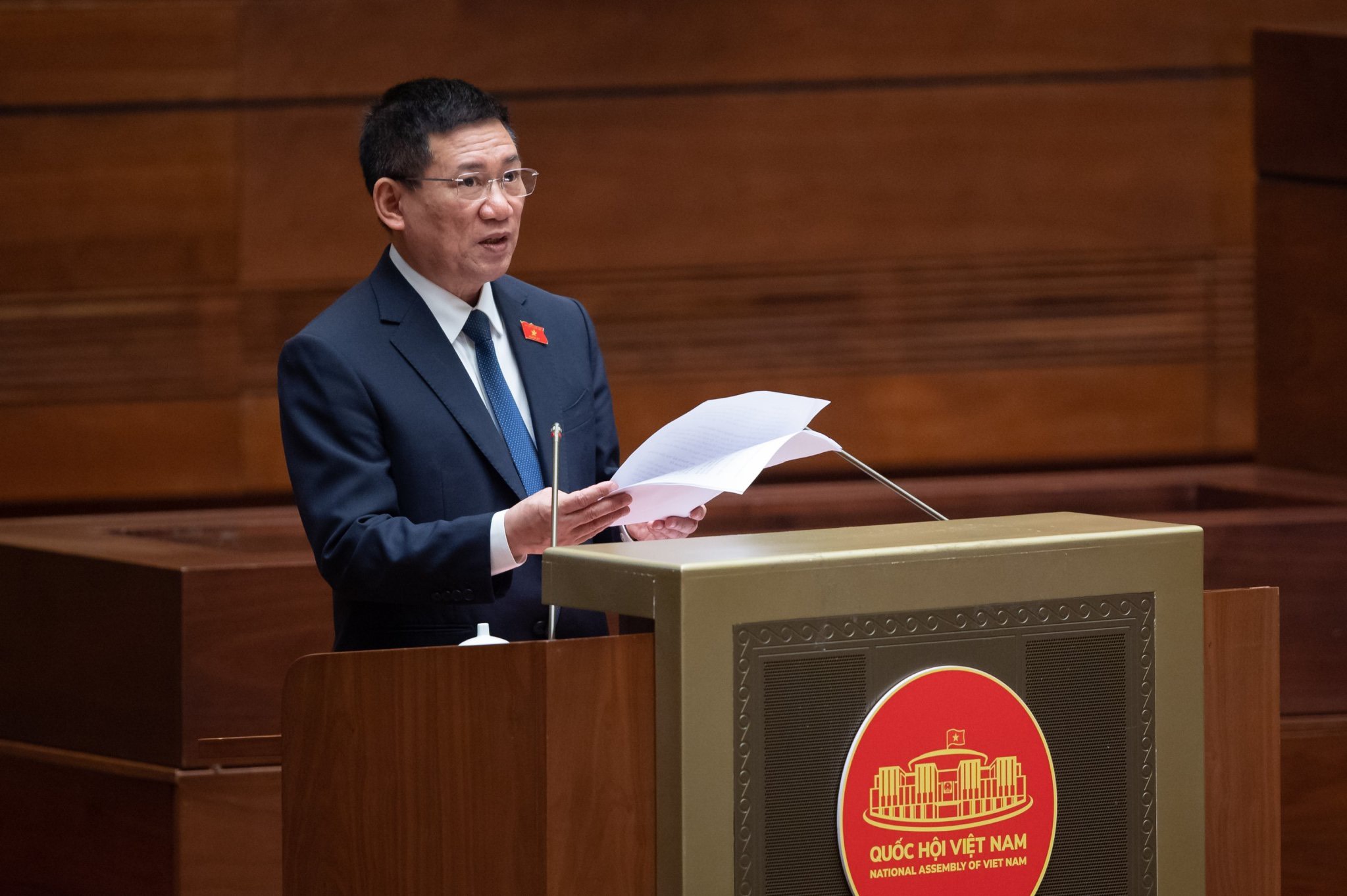 Bộ trưởng Bộ Tài chính Hồ Đức Phớc, thừa ủy quyền của Thủ tướng Chính phủ trình bày Báo cáo quyết toán ngân sách nhà nước năm 2021
