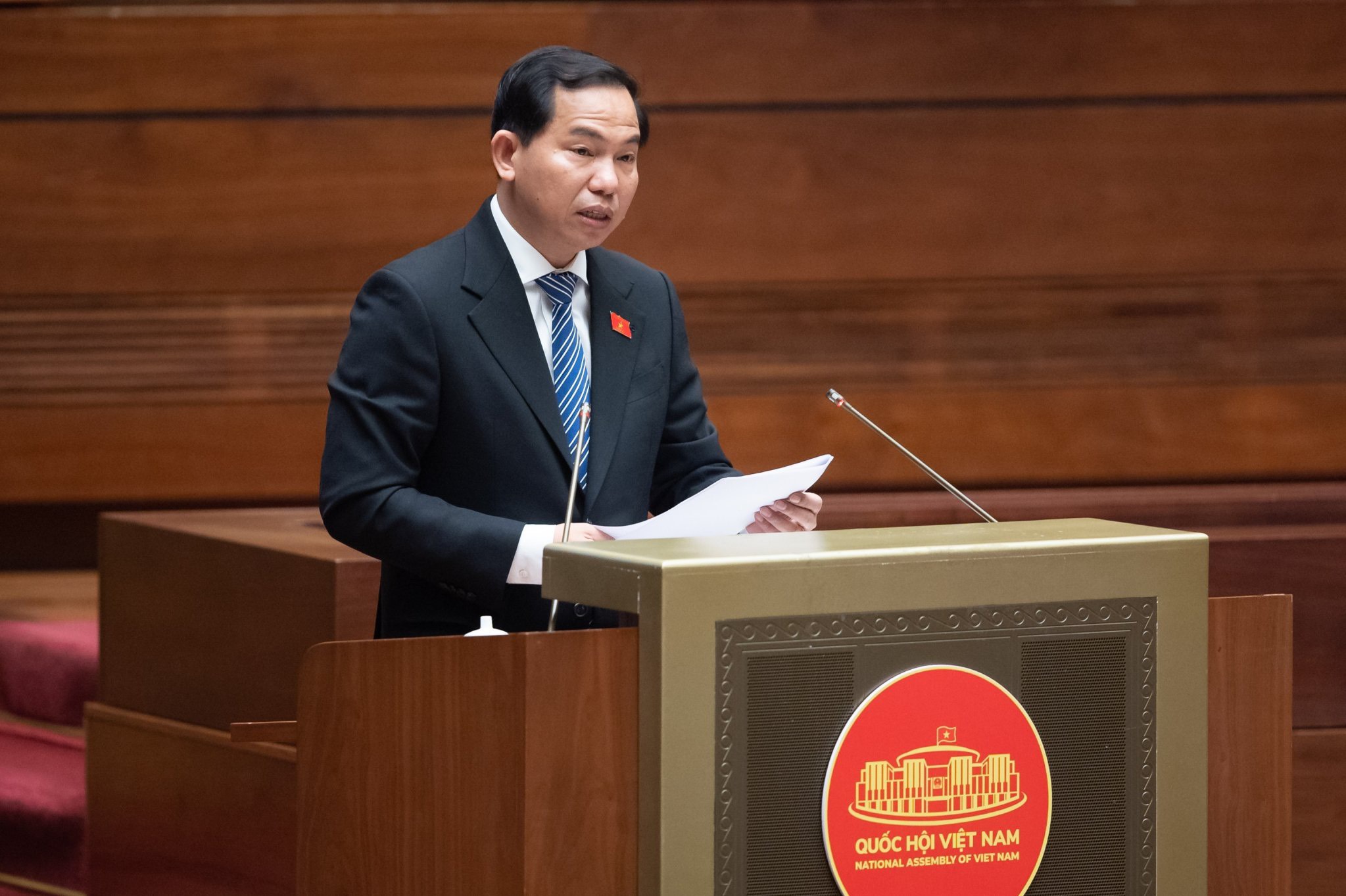 Chủ nhiệm Ủy ban Tài chính, Ngân sách của Quốc hội Lê Quang Mạnh trình bày Báo cáo thẩm tra về việc tiếp tục thực hiện chính sách giảm thuế giá trị gia tăng 2% theo Nghị quyết số 43/2022/QH15 ngày 11/01/2022