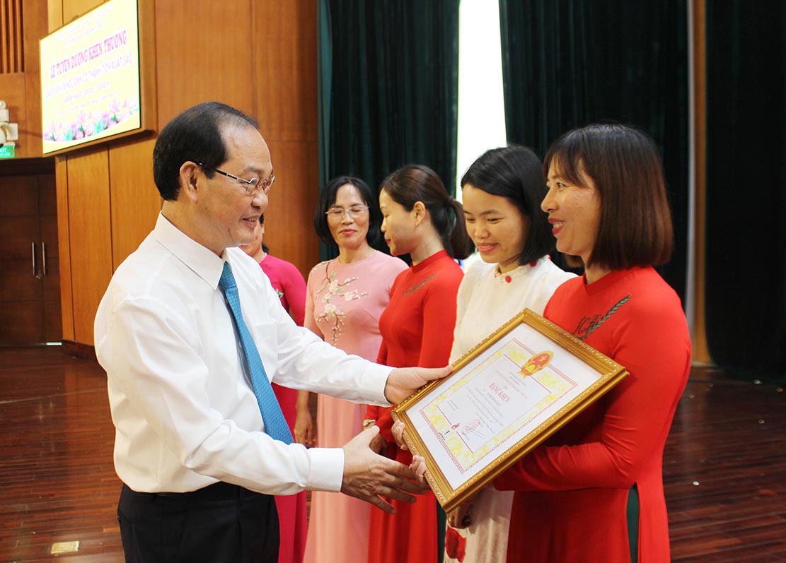 Ông Mai Ngọc Thuận, Phó Chủ tịch HĐND tỉnh trao Bằng khen của UBND tỉnh cho HS đạt thành tích xuất sắc được tuyên dương tại buổi lễ