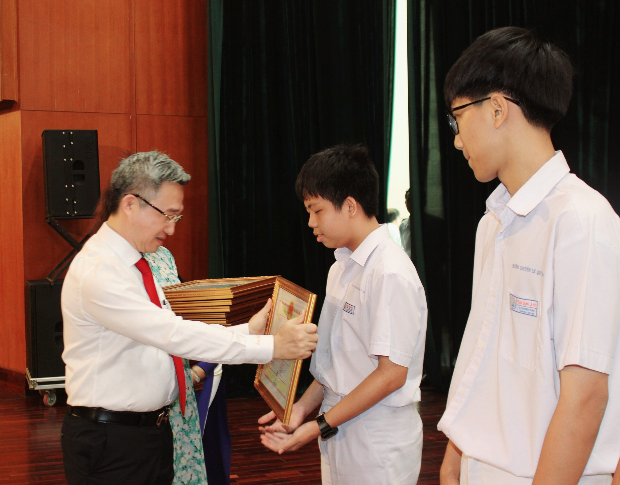 Ông Đặng Minh Thông, Phó Chủ tịch UBND tỉnh trao Bằng khen của Chủ tịch UBND tỉnh cho HS có thành tích xuất sắc.