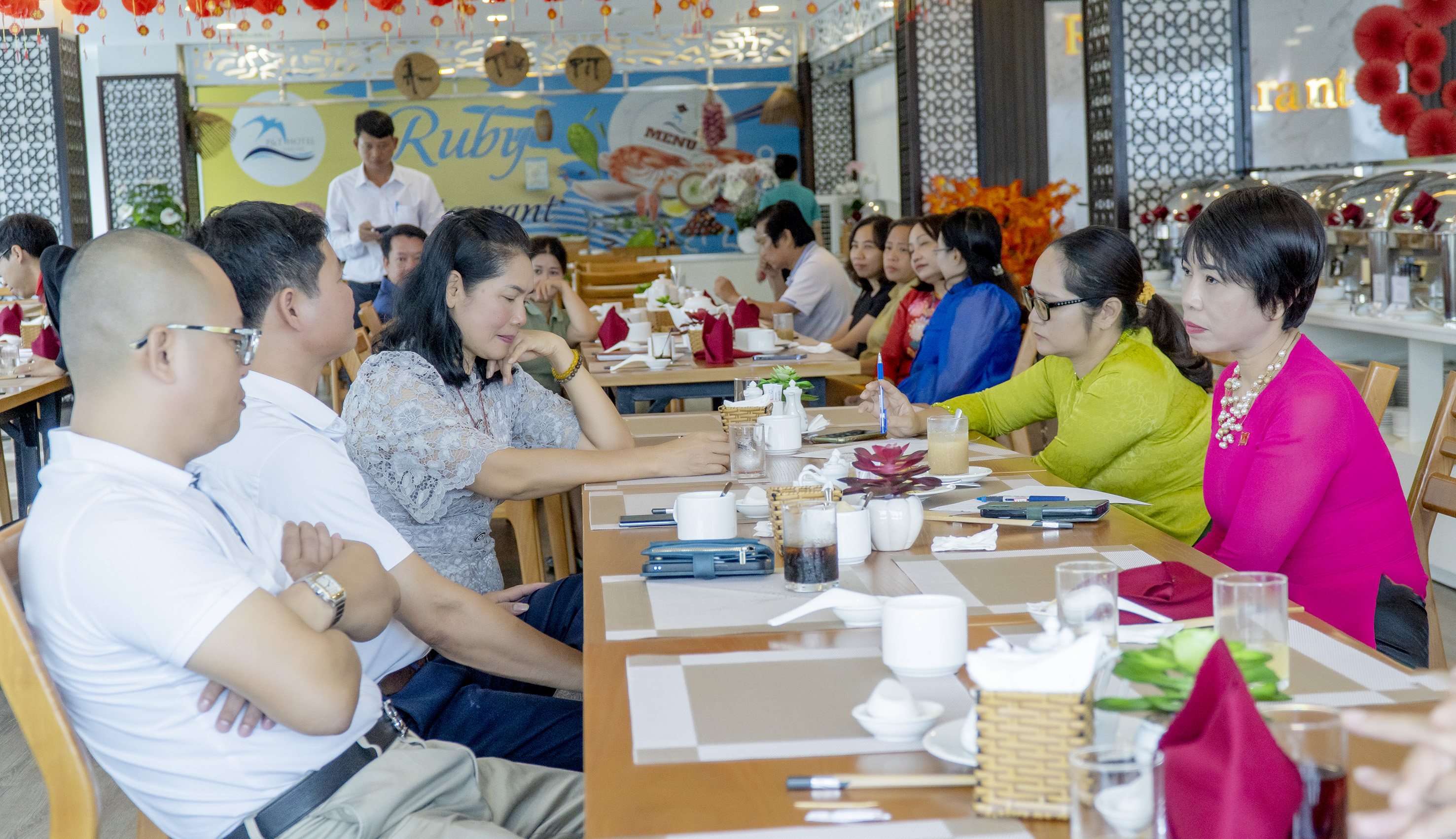 Lãnh đạo TP. Vũng Tàu, đại diện các DN cùng cà phê sáng và cởi mở thảo luận về chủ đề chuyển đổi số trong chính quyền và doanh nghiệp, sáng 25/5.