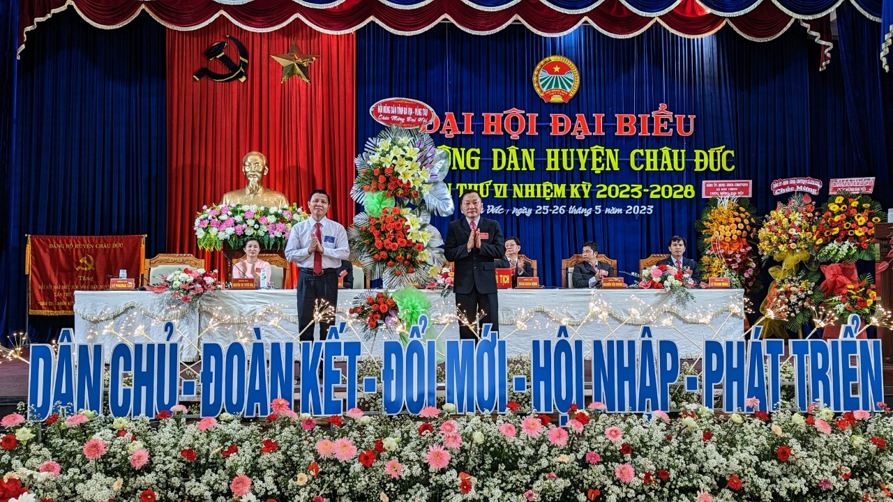 Ông Mai Minh Quang (bên trái), Chủ tịch Hội Nông dân tỉnh tặng hoa chúc mừng đại hội.