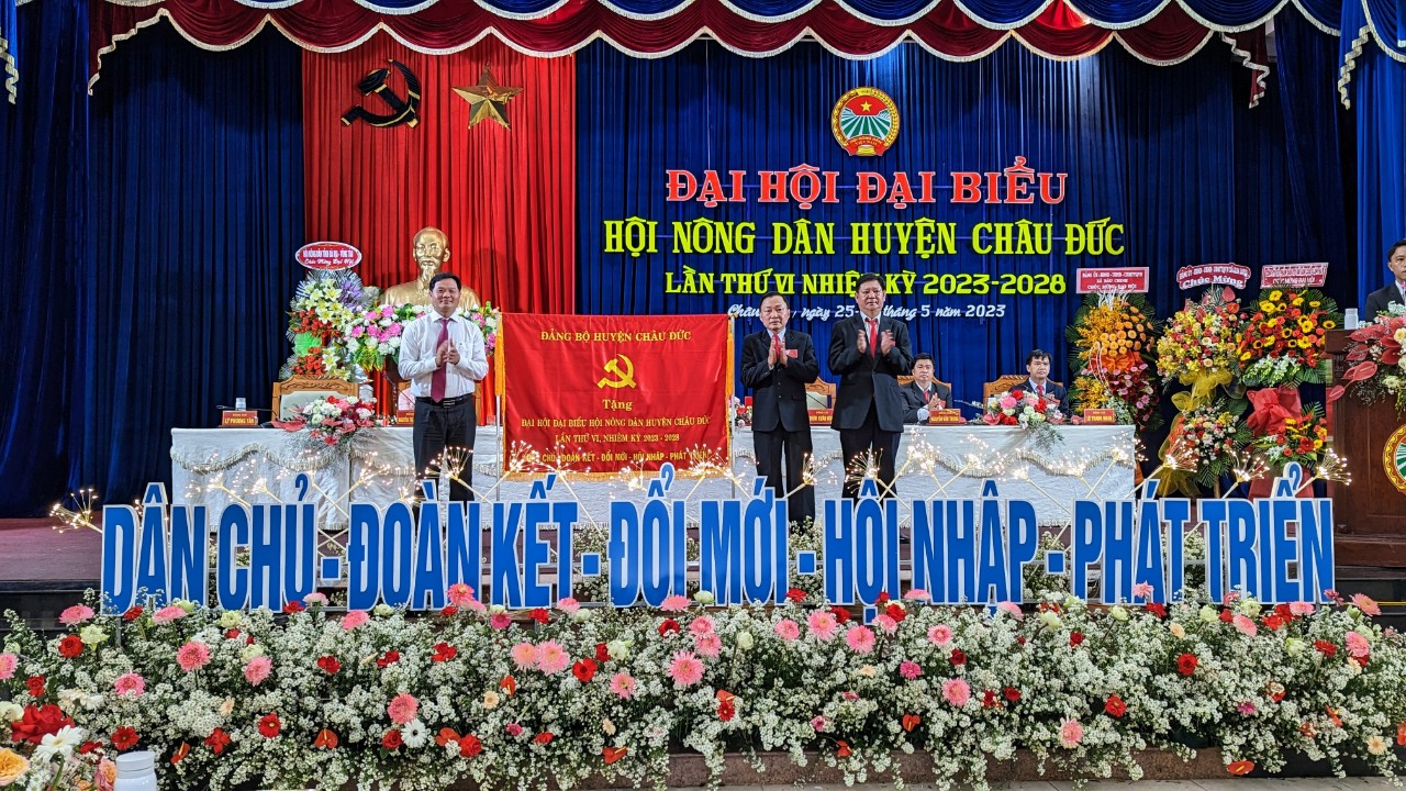 Ông Lê Thanh Liêm, Phó Bí thư Thường trực Huyện ủy Châu Đức tặng bức trướng chúc mừng đại hội.