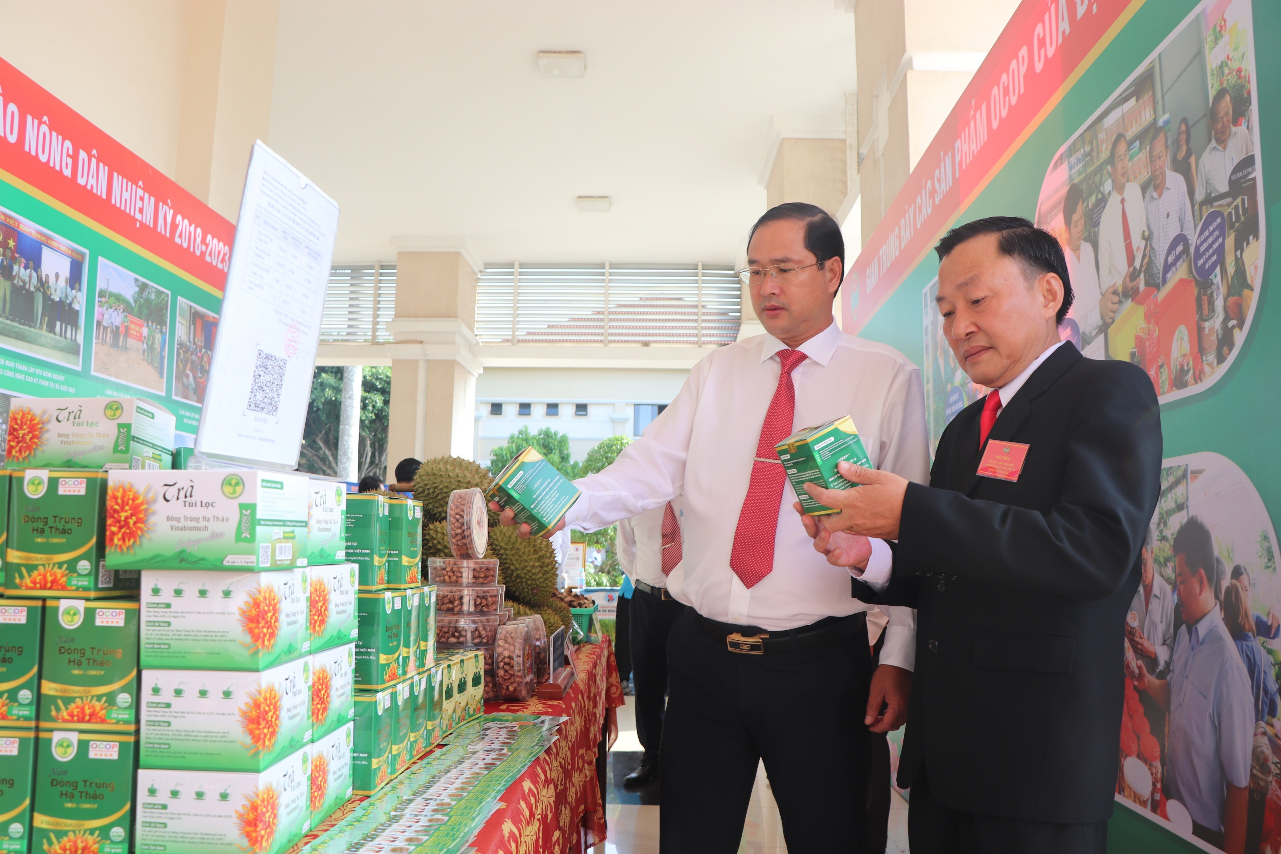 Ông Nguyễn Tấn Bản, Chủ tịch UBND Châu Đức và các đại biểu tham quan quầy trưng bày nấm đông trùng hạ thảo – sản phẩm OCOP 4 sao của anh Trần tài, xã Bàu Chinh.