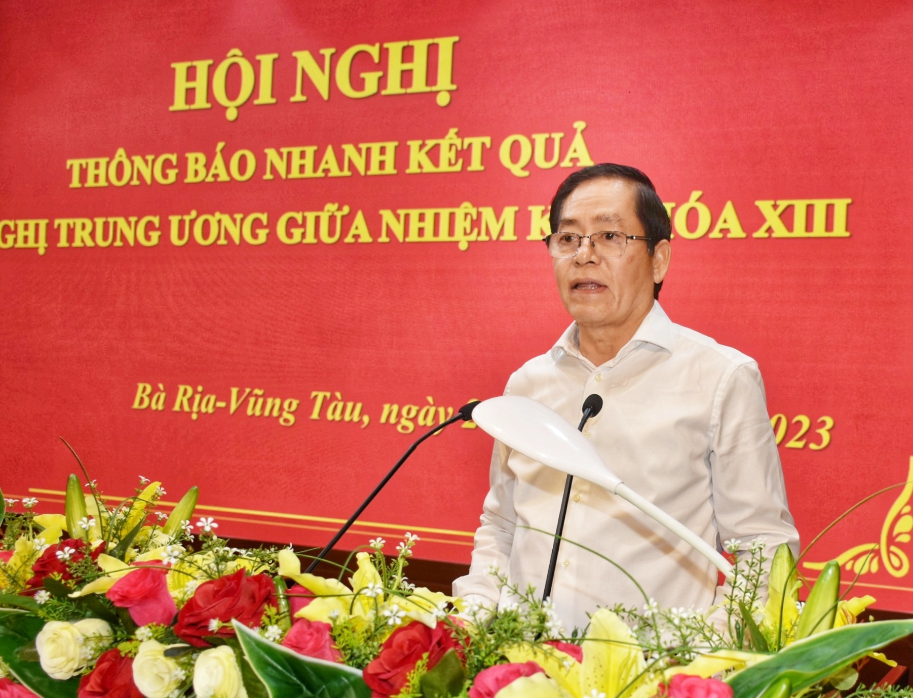 Ông Phạm Viết Thanh, Ủy viên Trung ương Đảng, Bí thư Tỉnh ủy, Chủ tịch HĐND tỉnh thông báo nhanh kết quả hội nghị giữa nhiệm kỳ Đại hội XIII của Đảng.