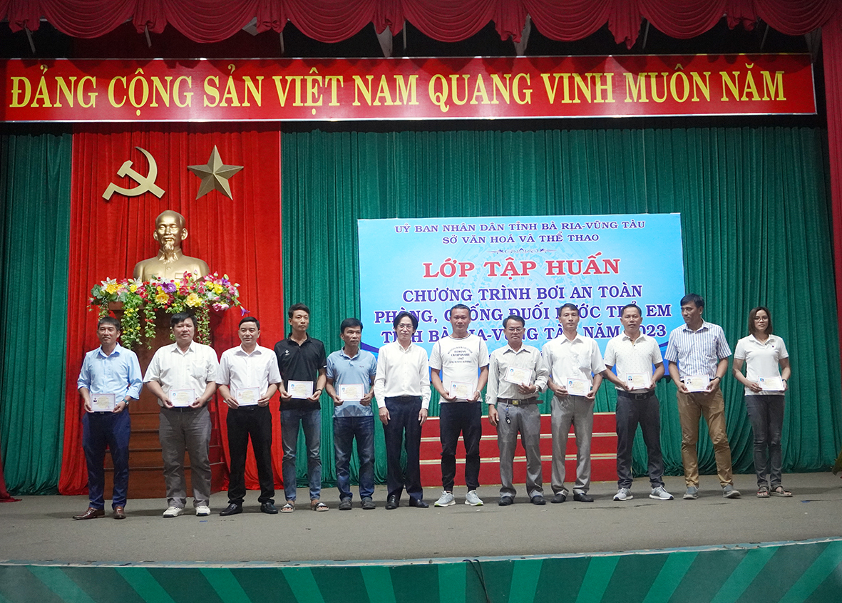 Ông Huỳnh Đức Dũng, Phó Giám đốc Sở VH-TT trao Giấy chứng nhận cho các học viên hoàn thành khóa học.