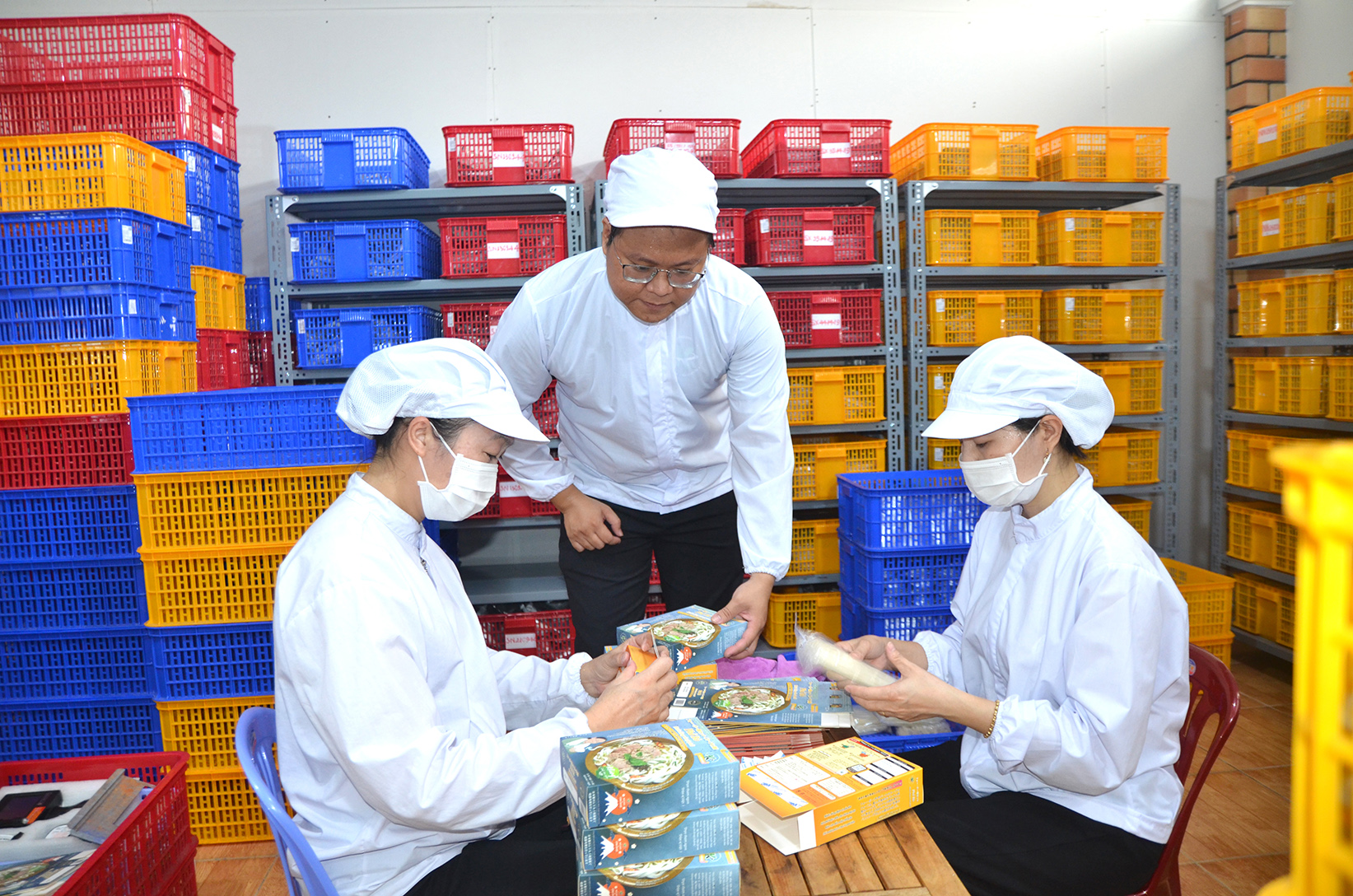 Anh Khánh kiểm tra khâu đóng gói phở Việt tại xưởng sản xuất Công ty CP K Products  (772/43, đường 30/4, TP.Vũng Tàu).