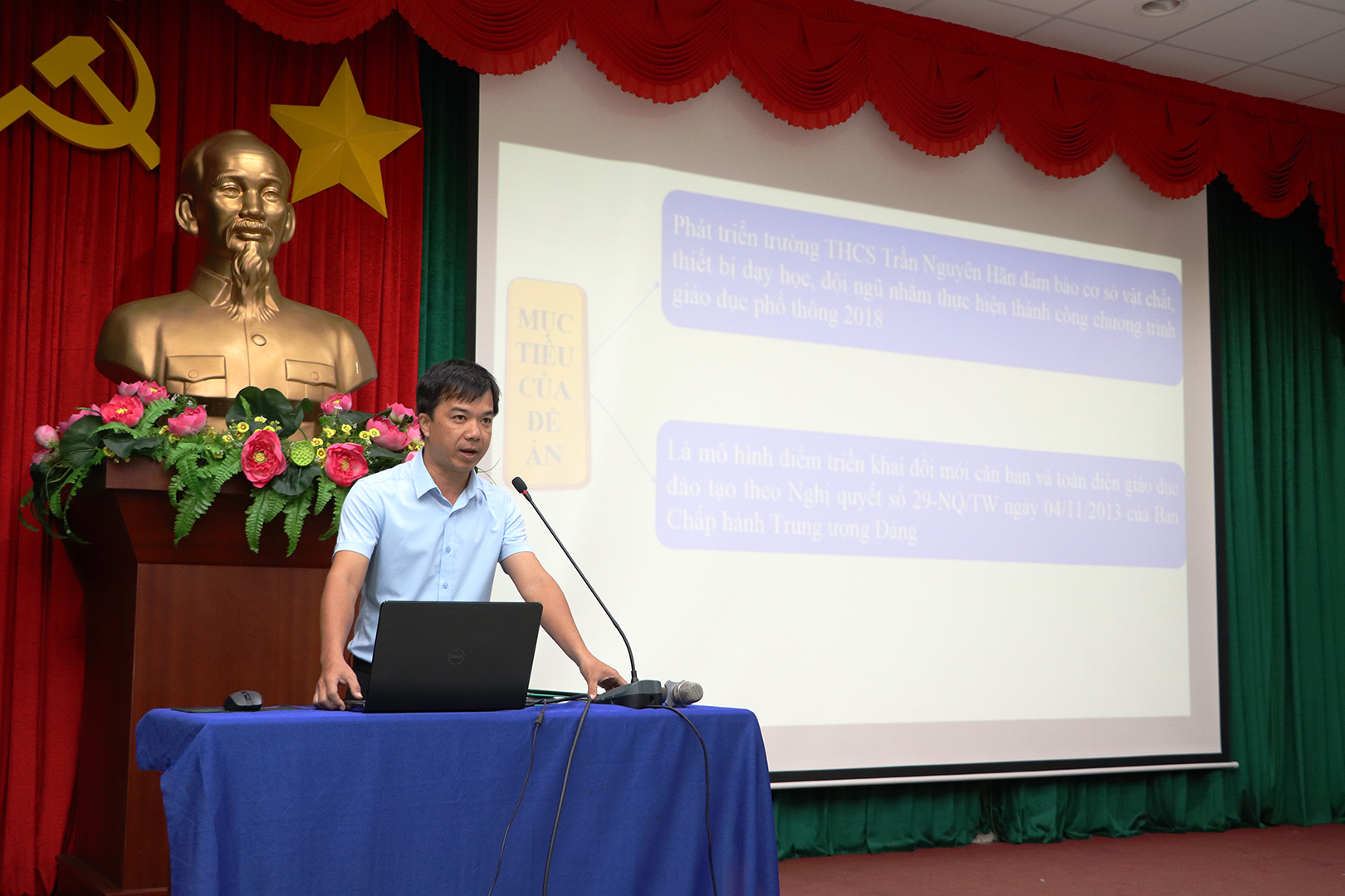 Thí sinh Võ Thanh Khánh, Phó hiệu trưởng Trường THCS Văn Lương dự tuyển chức danh Hiệu trưởng Trường THCS Trần Nguyên Hãn trong phần thi trình bày Đề án.