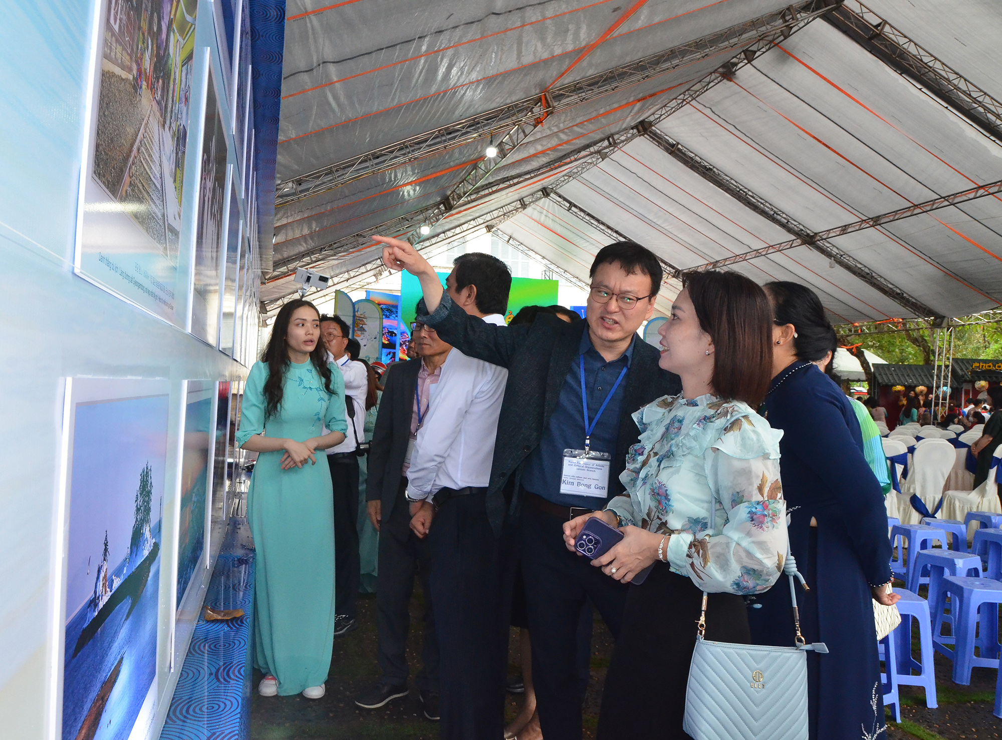 Ông Kim Bong Gon, Cục Trưởng Cục Văn hóa - Du lịch TP.Gunsan giới thiệu những bức ảnh tiêu biểu về TP.Gunsan tại triển lãm.