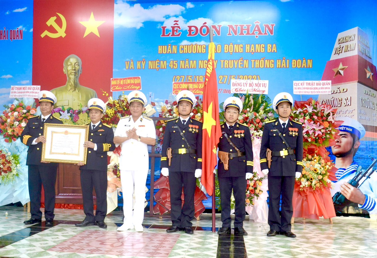 Chuẩn đô đốc Nguyễn Đình Hùng, Phó Tư lệnh Quân chủng Hải quân gắn trao Huân chương Lao động hạng Ba cho Hải đoàn 129.