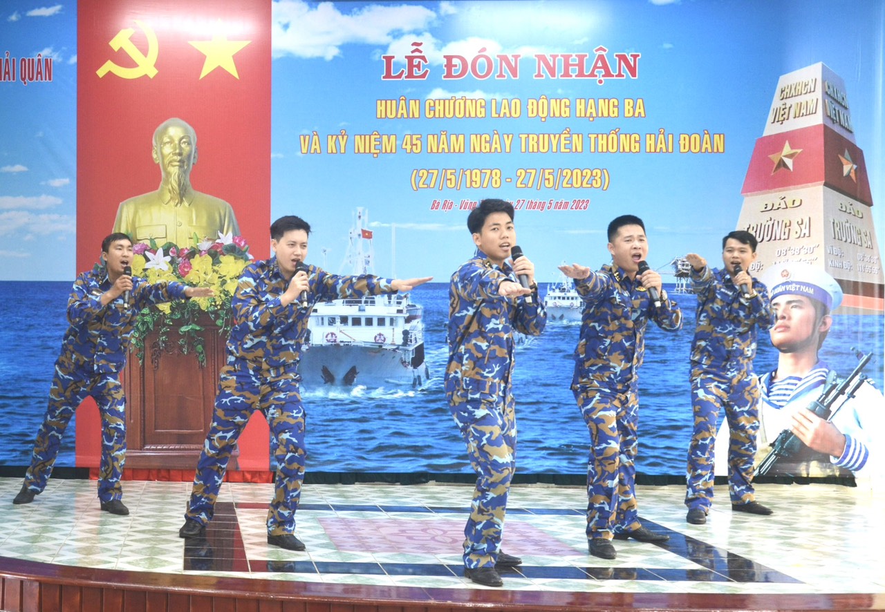 Một tiết mục văn nghệ do cán bộ, chiến sĩ Hải đoàn 129 Hải quân biểu diễn tại buổi lễ.
