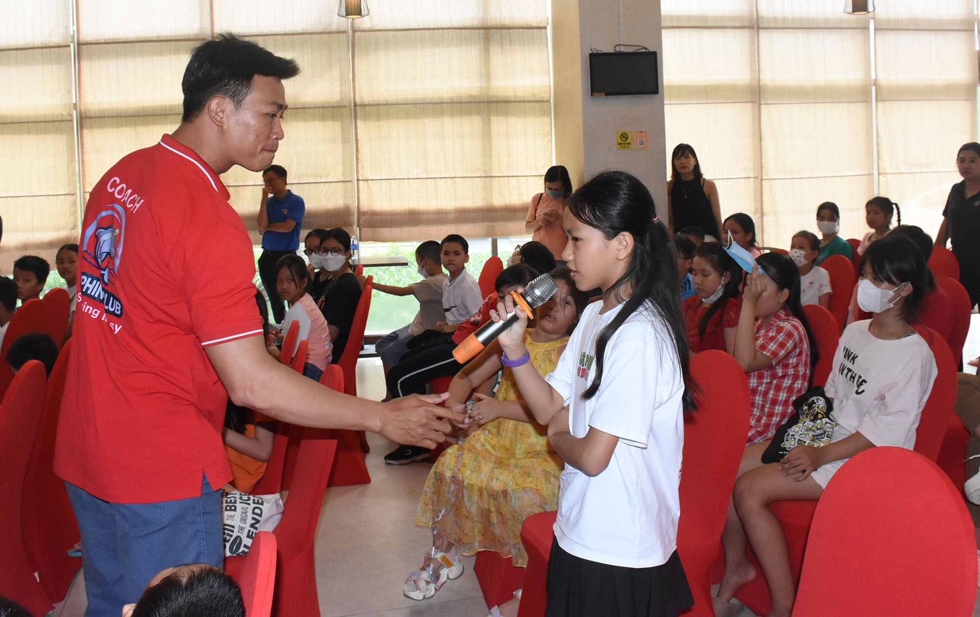 HLV bơi lội Trần Văn Chính đặt câu hỏi với các em học sinh về việc xử lý tình huống như thế nào khi bị đuối nước