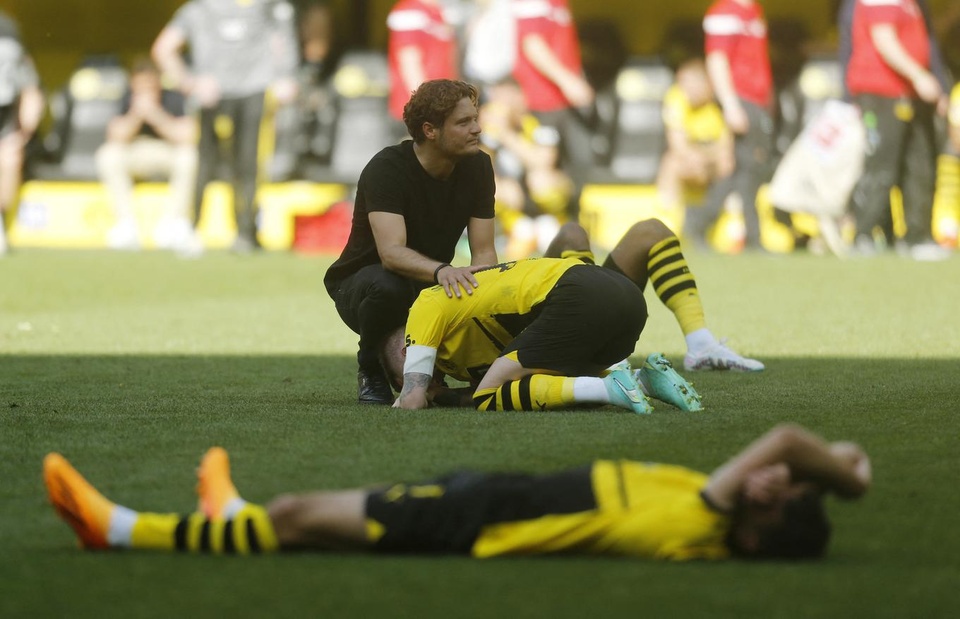 Cầu thủ Dortmund gục xuống sau khi để hòa Mainz 05.