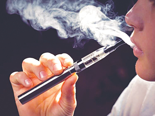 Hút thuốc lá điện tử nguy hại không thua kém thuốc lá truyền thống. Ảnh: Internet