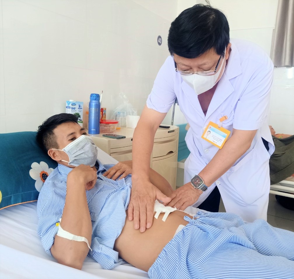 Bác sĩ CK2 Nguyễn Văn Bình, Trưởng Khoa Ngoại tổng hợp (Bệnh viện Vũng Tàu), thăm khám bệnh nhân sau khi phẫu thuật.