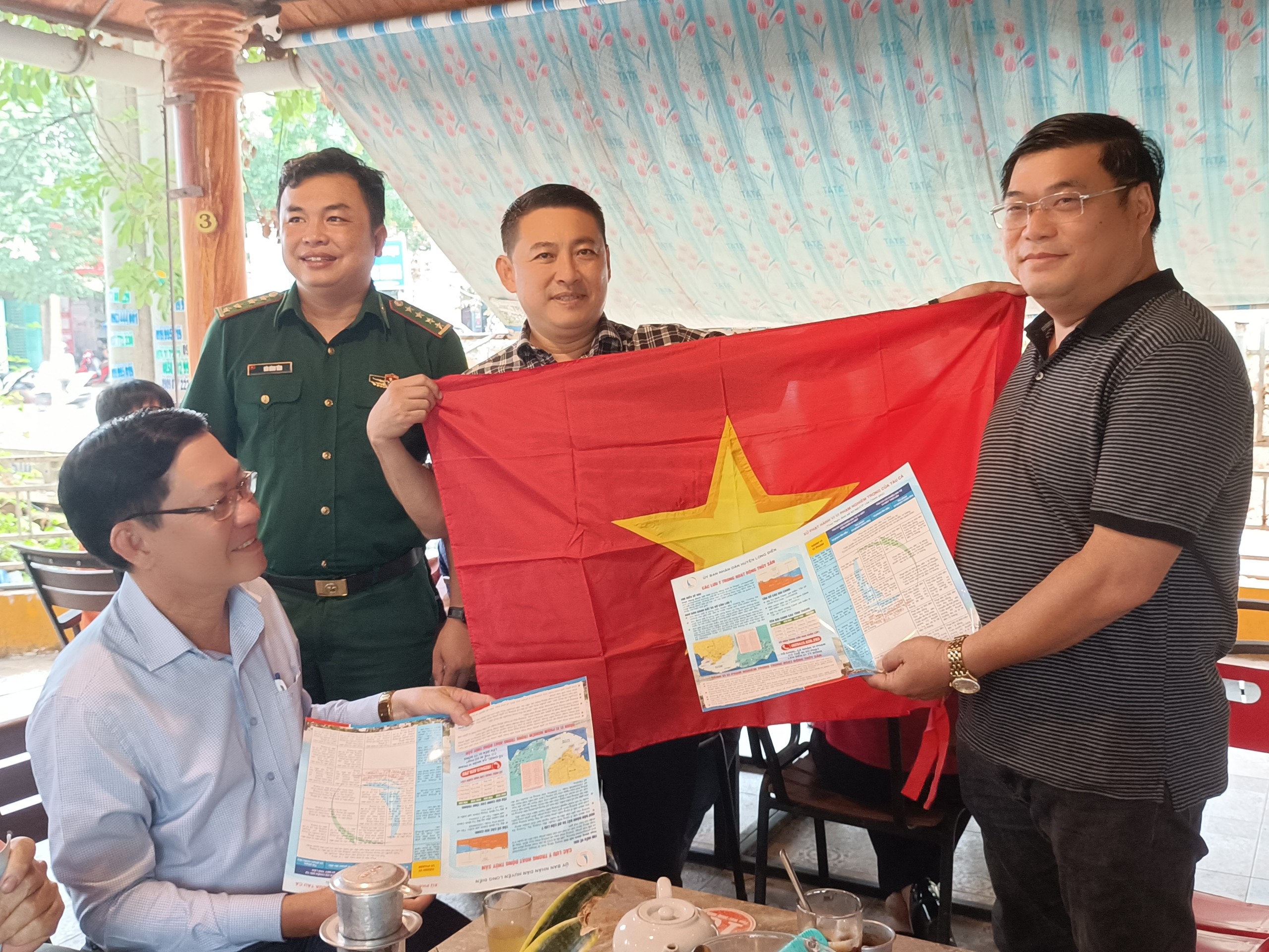 Huyện ủy Long Điền phối hợp cùng các cơ quan chức năng tuyên truyền pháp luật, tặng cờ Tổ quốc cho  ngư dân Tổ đoàn kết đánh bắt hải sản xã Phước Tỉnh trong buổi Cà phê sáng cùng ngư dân cuối tuần qua.