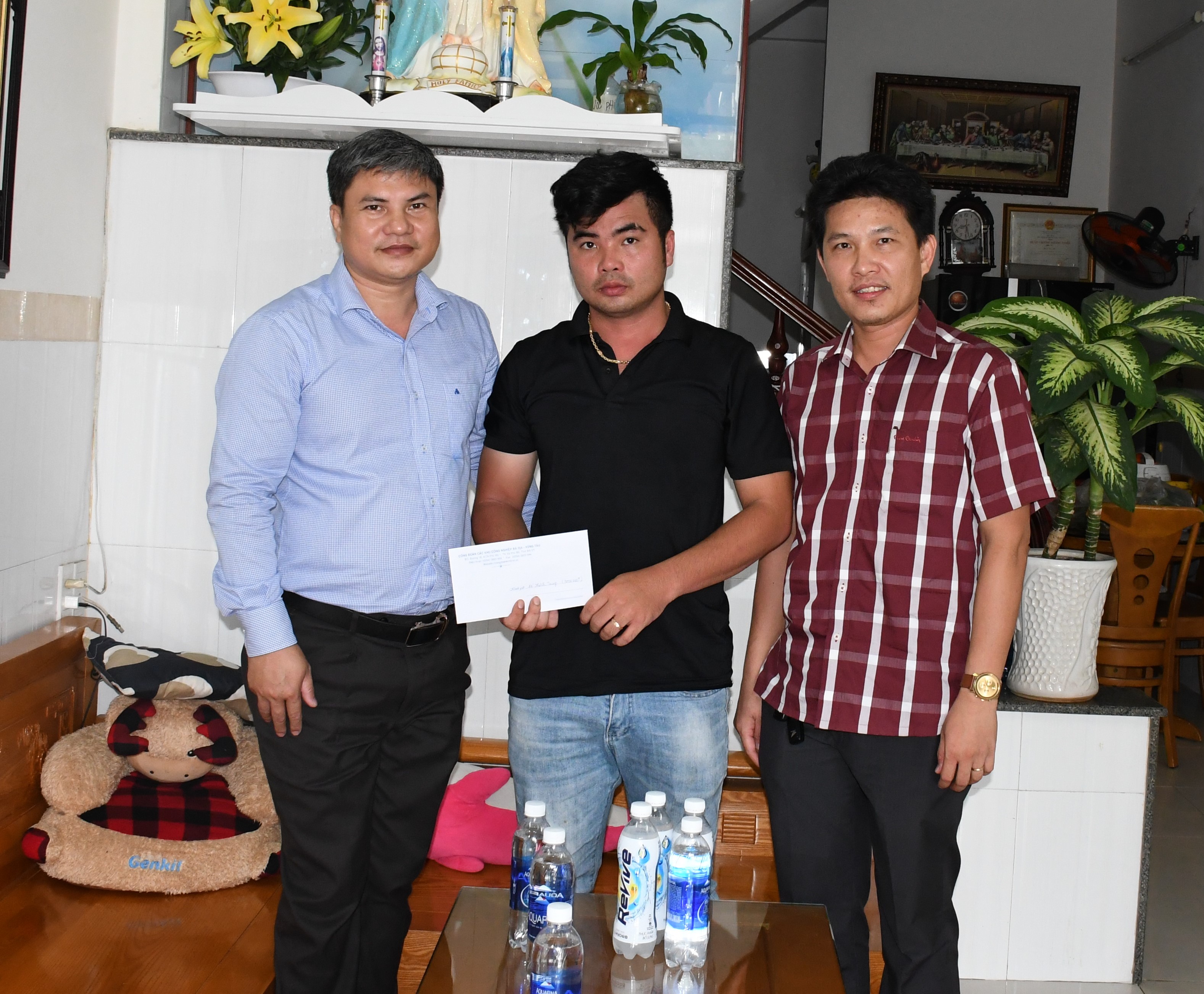 Ông Nguyễn Thanh Sơn (bên trái), Chủ tịch Công đoàn các KCN tỉnh tặng quà cho anh Đỗ Trung Thành, Công ty TNHH MTV Austal Việt Nam (TP.Vũng Tàu).