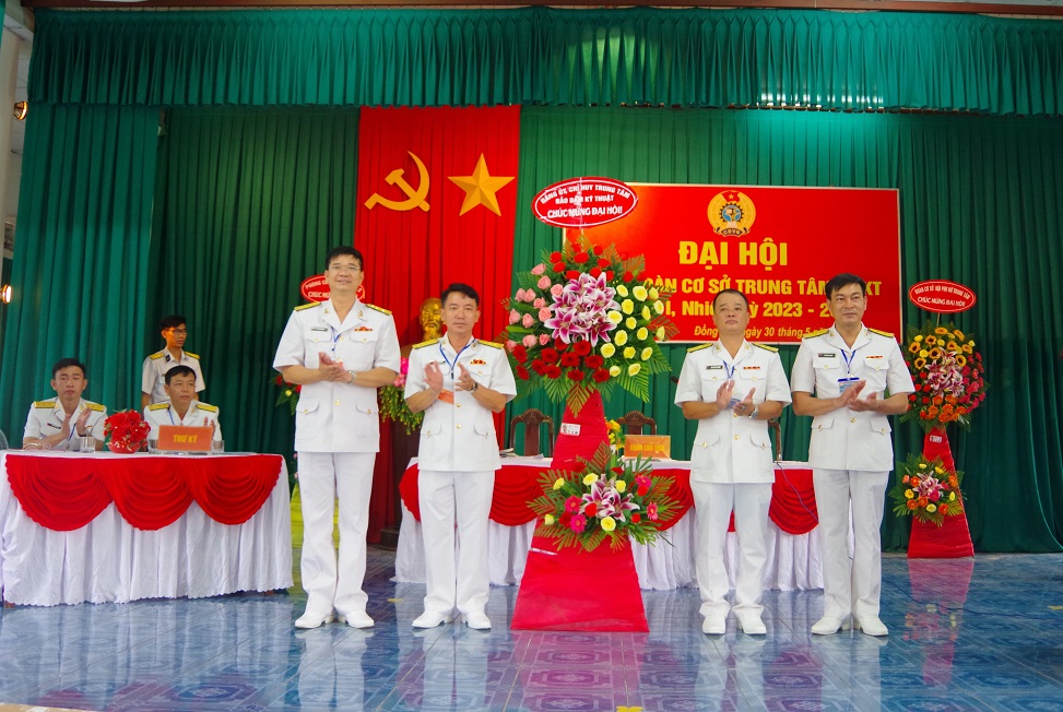 Đảng ủy, chỉ huy Trung tâm Bảo đảm kỹ thuật Vùng 2 Hải quân tặng hoa chúc mừng đại hội.