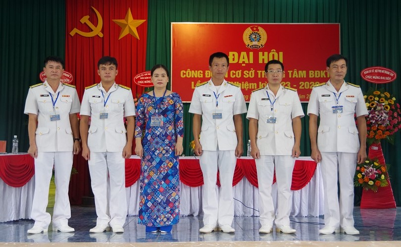 Ban Chấp hành Công đoàn cơ sở Trung tâm Bảo đảm kỹ thuật Vùng 2 Hải quân nhiệm kỳ mới ra mắt đại hội.