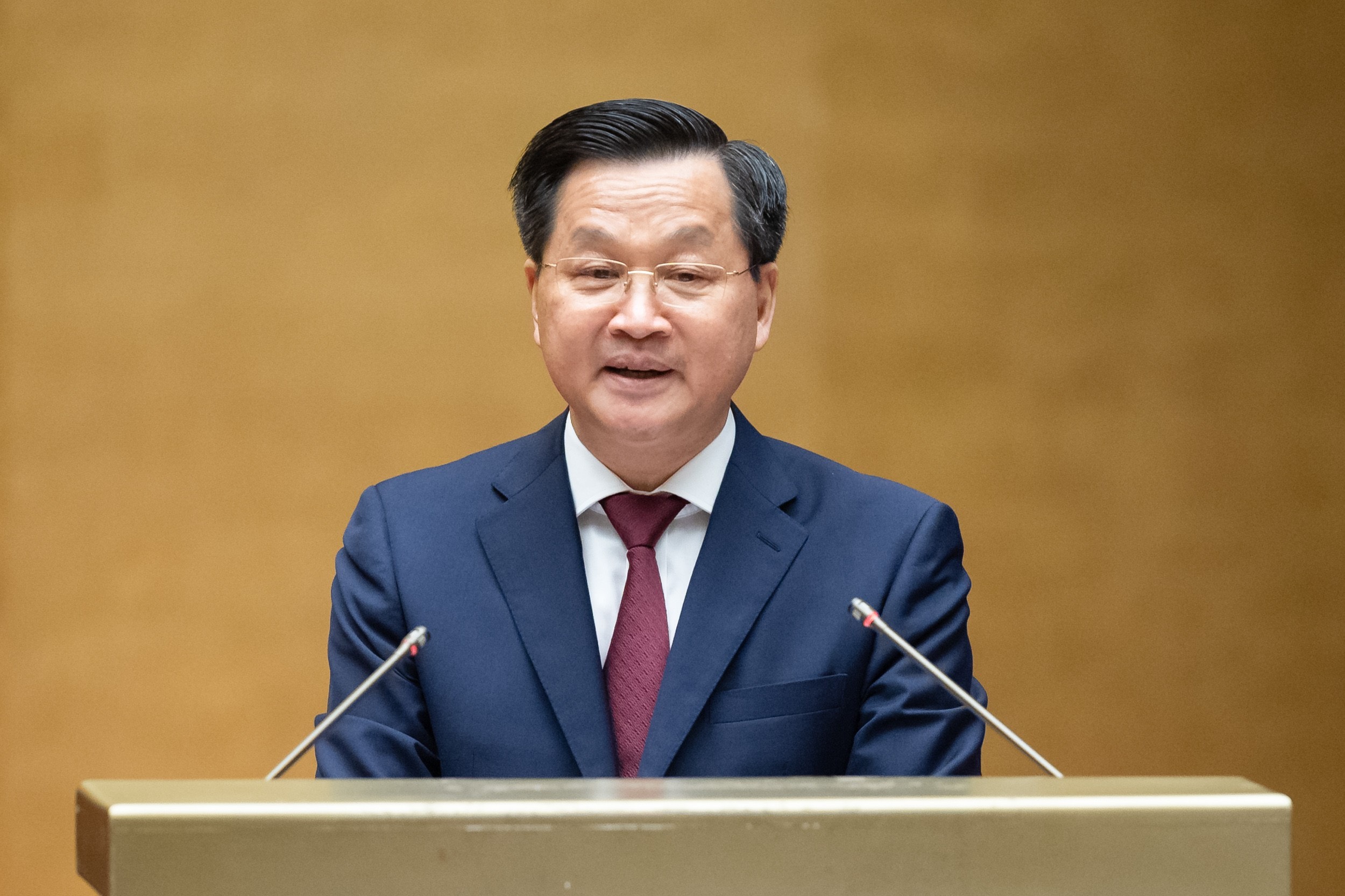 Phó Thủ tướng Chính phủ Lê Minh Khái trình bày Báo cáo đánh giá bổ sung kết quả thực hiện kế hoạch phát triển kinh tế - xã hội và ngân sách nhà nước năm 2022; tình hình thực hiện kế hoạch phát triển kinh tế - xã hội và ngân sách nhà nước những tháng đầu năm 2023.
