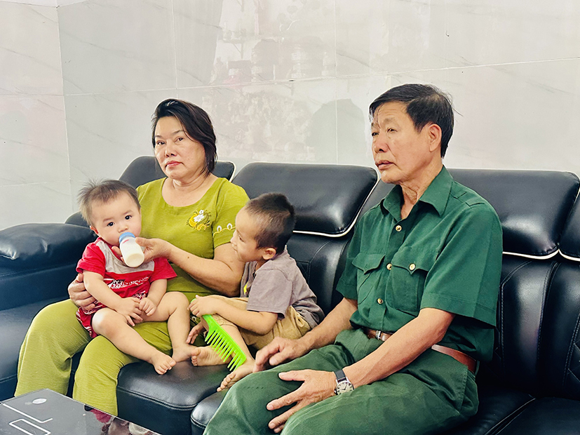 Ông Vũ Đức Bồi cùng vợ Phạm Thị Sen vừa trông cửa hàng dịch vụ áo cưới vừa chăm sóc các cháu trong ngôi nhà khang trang ở khu TĐC Hắc Dịch (TX. Phú Mỹ).