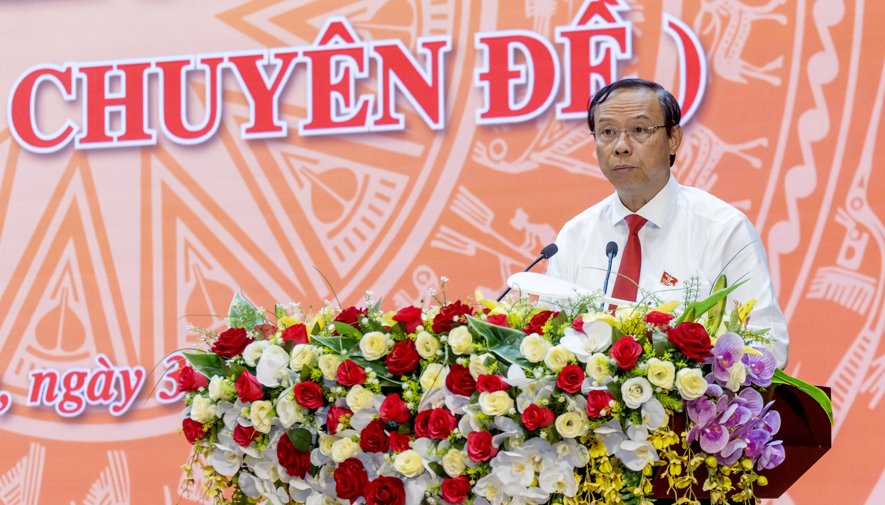 Ông Nguyễn Văn Thọ, Chủ tịch UBND tỉnh trình bày Tờ trình miễn nhiệm Ủy viên Ủy ban nhân dân tỉnh.