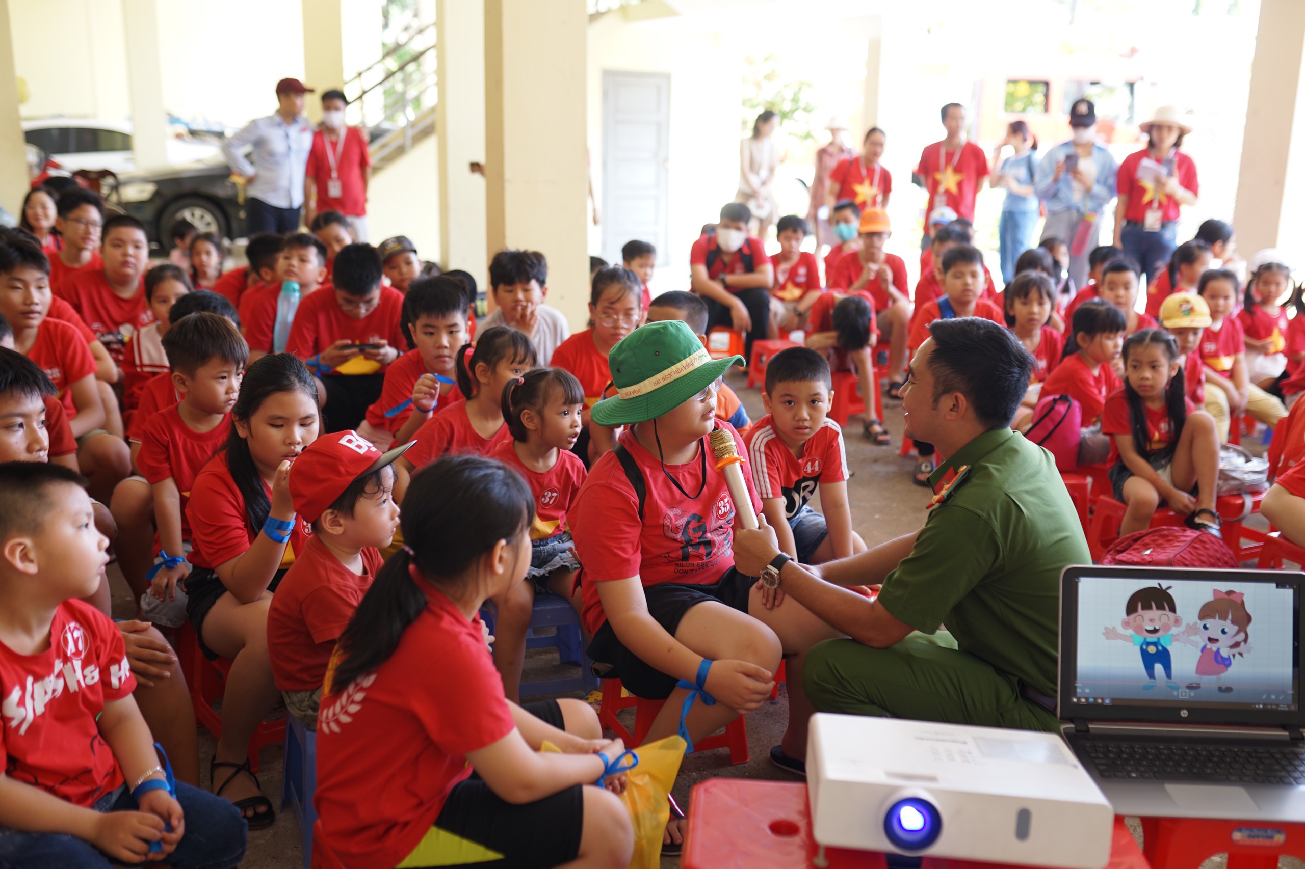 Gần 100 thiếu nhi trải nghiệm chương trình Một ngày làm lính cứu hoả
