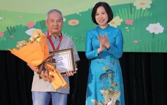 Nhà văn Trần Đức Tiến giành giải 