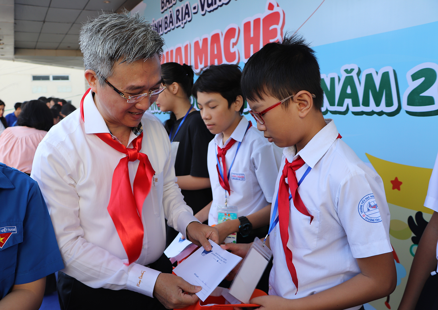 Ông Đặng Minh Thông, Phó Chủ tịch UBND tỉnh, Trưởng Ban Chỉ đạo Hè trao học bổng đến HS.