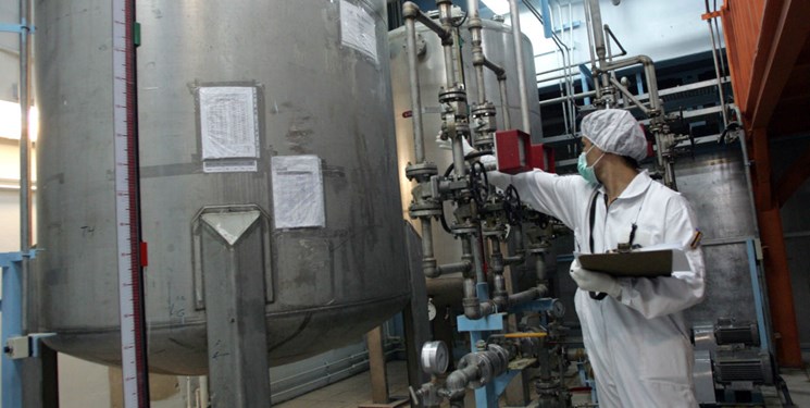 Kỹ thuật viên làm việc bên trong một cơ sở hạt nhân ở Iran.