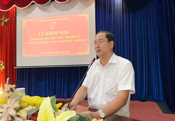 Ông Nguyễn Tấn Bản, Chủ tịch UBND huyện Châu Đức khai mạc hội nghị.