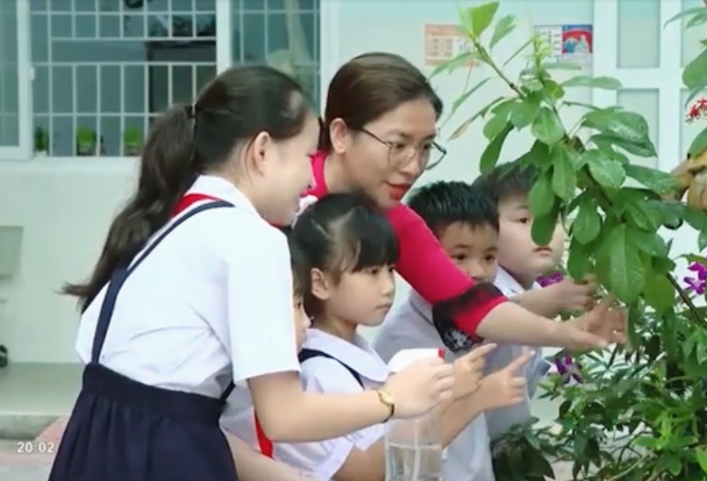 Cô trò Trường TH Đoàn Kết chăm chút cây xanh, khiến cho ngôi trường nhỏ thêm ngập tràn sức sống.