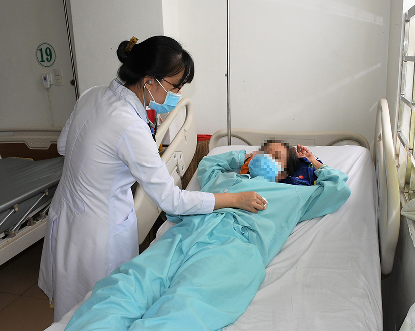 Bác sĩ Bệnh viện Bà Rịa kiểm tra sức khỏe cho chị P.T.K.T. (46 tuổi, ngụ huyện Long Điền) bị ngộ độc nấm.