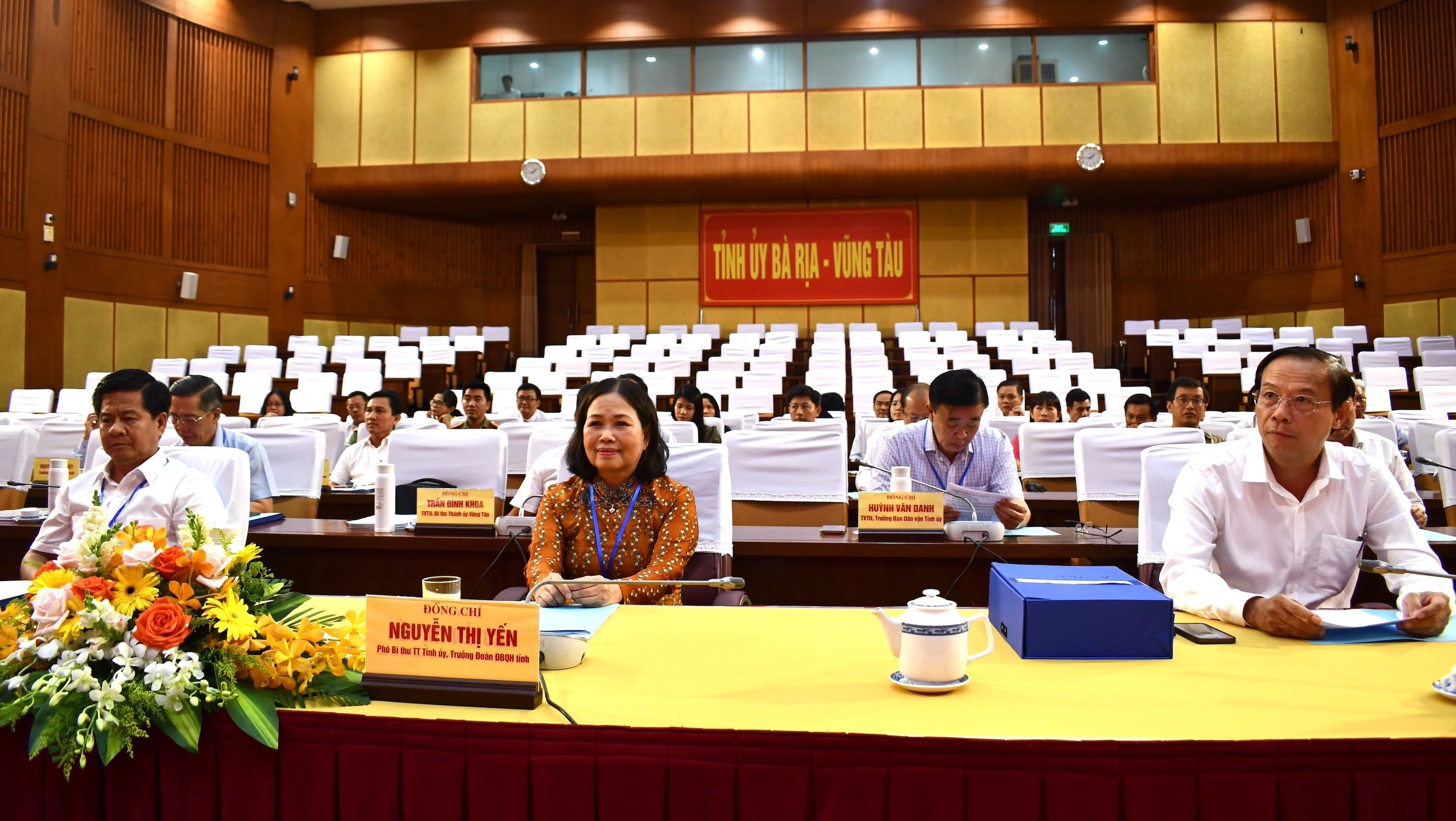 Bà Nguyễn Thị Yến, Phó Bí thư Thường trực Tỉnh ủy, Trưởng Đoàn ĐBQH tỉnh, Chủ tịch Hội đồng thi; ông Nguyễn Văn Thọ, Phó Bí thư Tỉnh ủy, Chủ tịch UBND tỉnh, Phó Chủ tịch Hội đồng thi và các thành viên Hội đồng thi tham dự khai mạc thi trình bày Đề án.