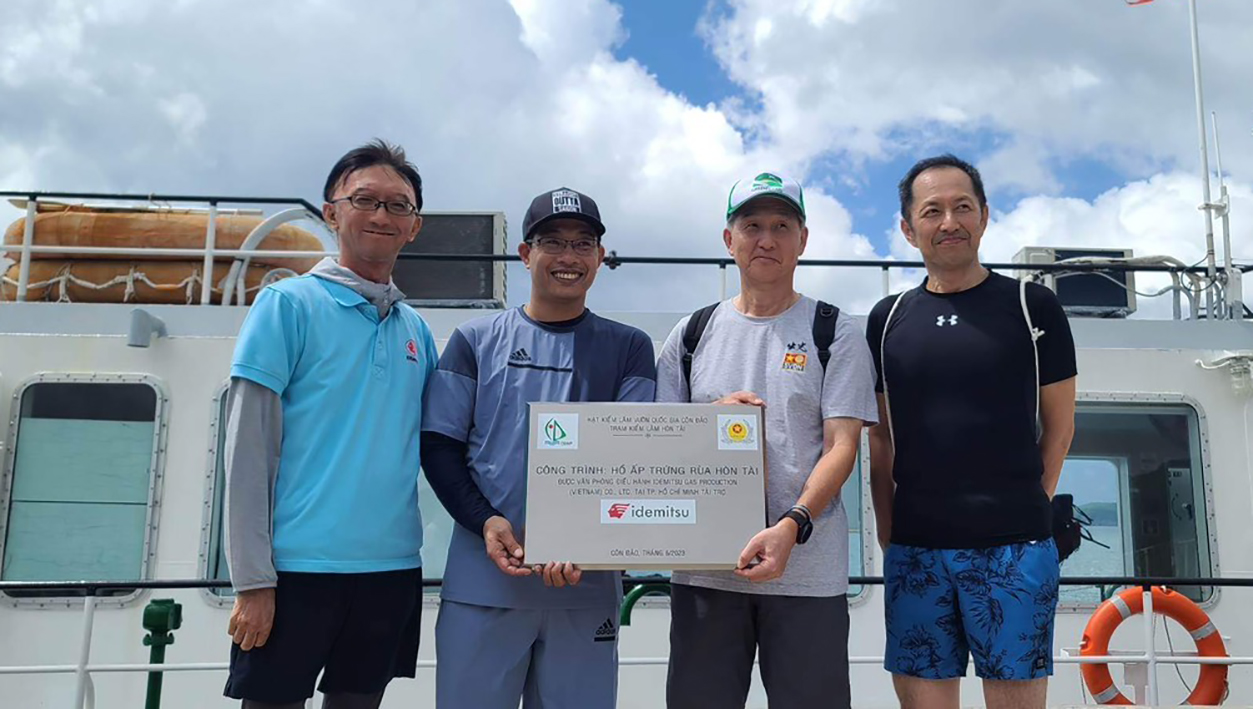 Đại diện Vườn Quốc gia Côn Đảo (thứ 2, từ trái qua) nhận bảng tượng trưng tài trợ công trình hồ ấp trứng rùa Hòn Tài từ Ban lãnh đạo IGPV