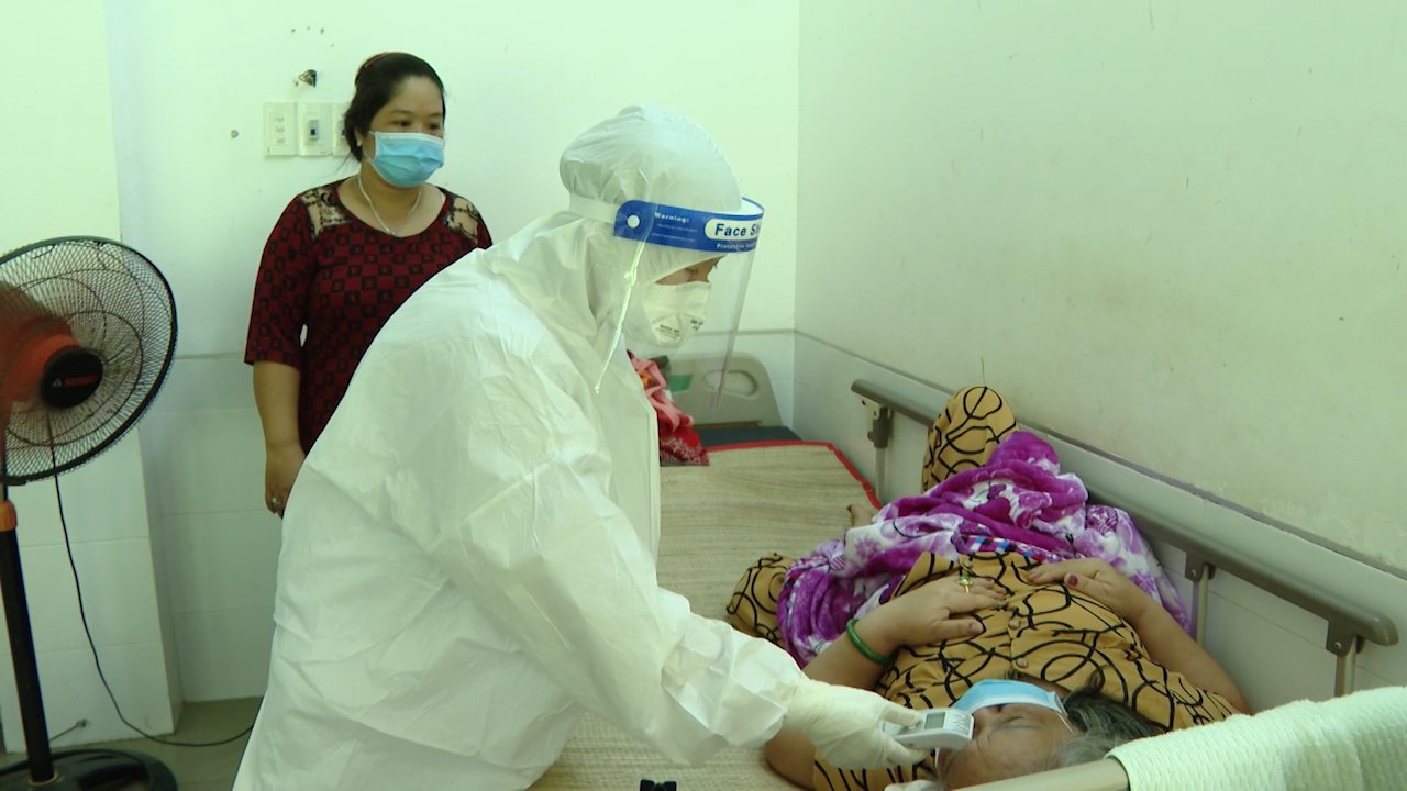 Bác sĩ thăm khám cho bệnh nhân nhiễm COVID-19 điều trị tại Trung tâm Y tế huyện Đất Đỏ (ảnh minh họa)