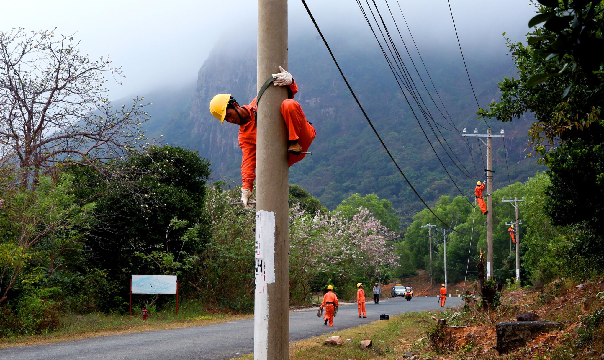 Nhân viên Điện lực Bà Rịa-Vũng Tàu kiểm tra đường dây tại đường Cỏ Ống (huyện Côn Đảo).